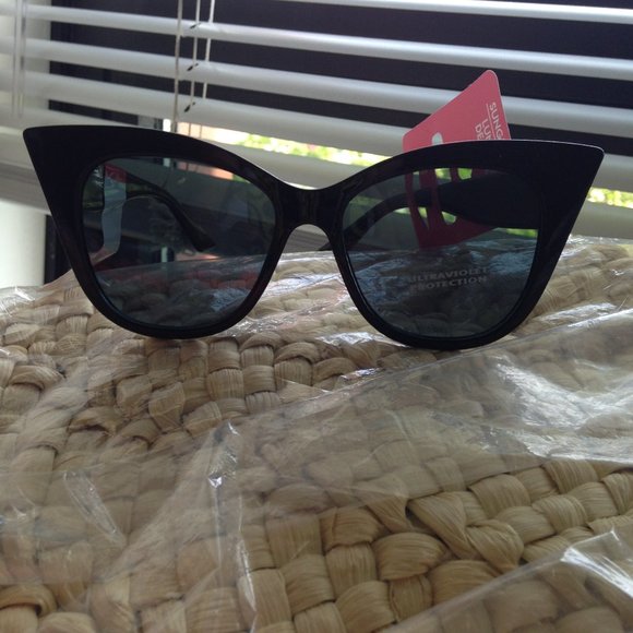 Lunettes de Soleil Accessories - Free w/ Purchase ****Ultraviolet Protection Comfy Cat Eye Sunglasses